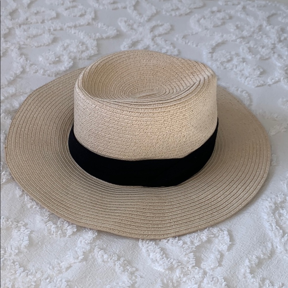 Tan and black fedora